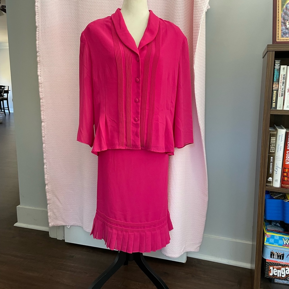 JULIAN TAYLOR 2 piece Fushia skirt and jacket set size 18.